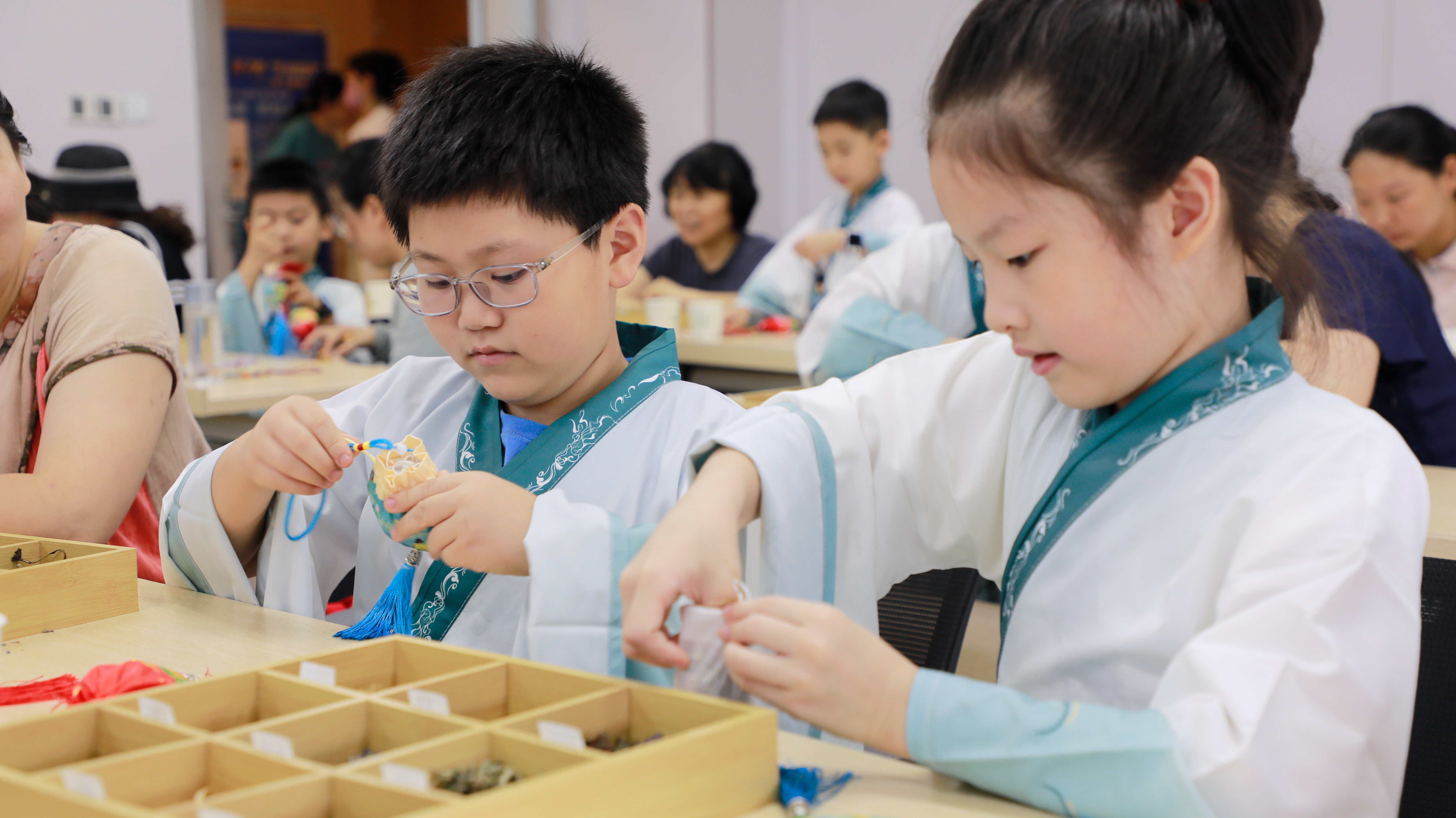 汉服萌娃闯中医世界，这个夏令营把传统文化玩出“新花样”